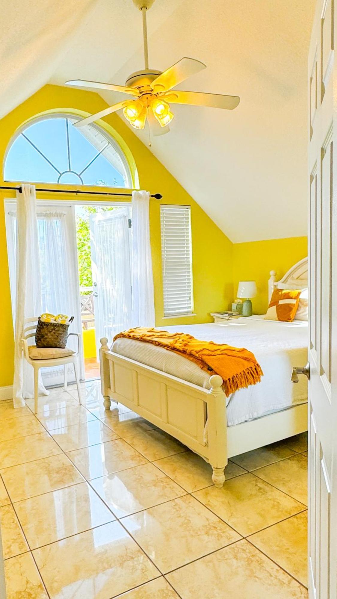 Shangri-La Boutique Bed & Breakfast West Bay Exterior foto