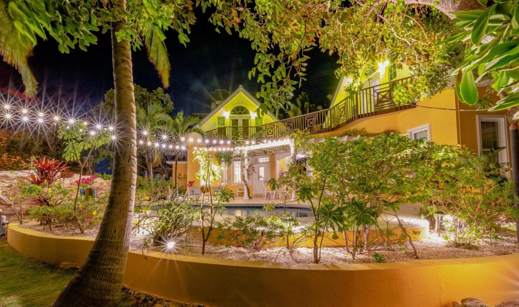 Shangri-La Boutique Bed & Breakfast West Bay Exterior foto