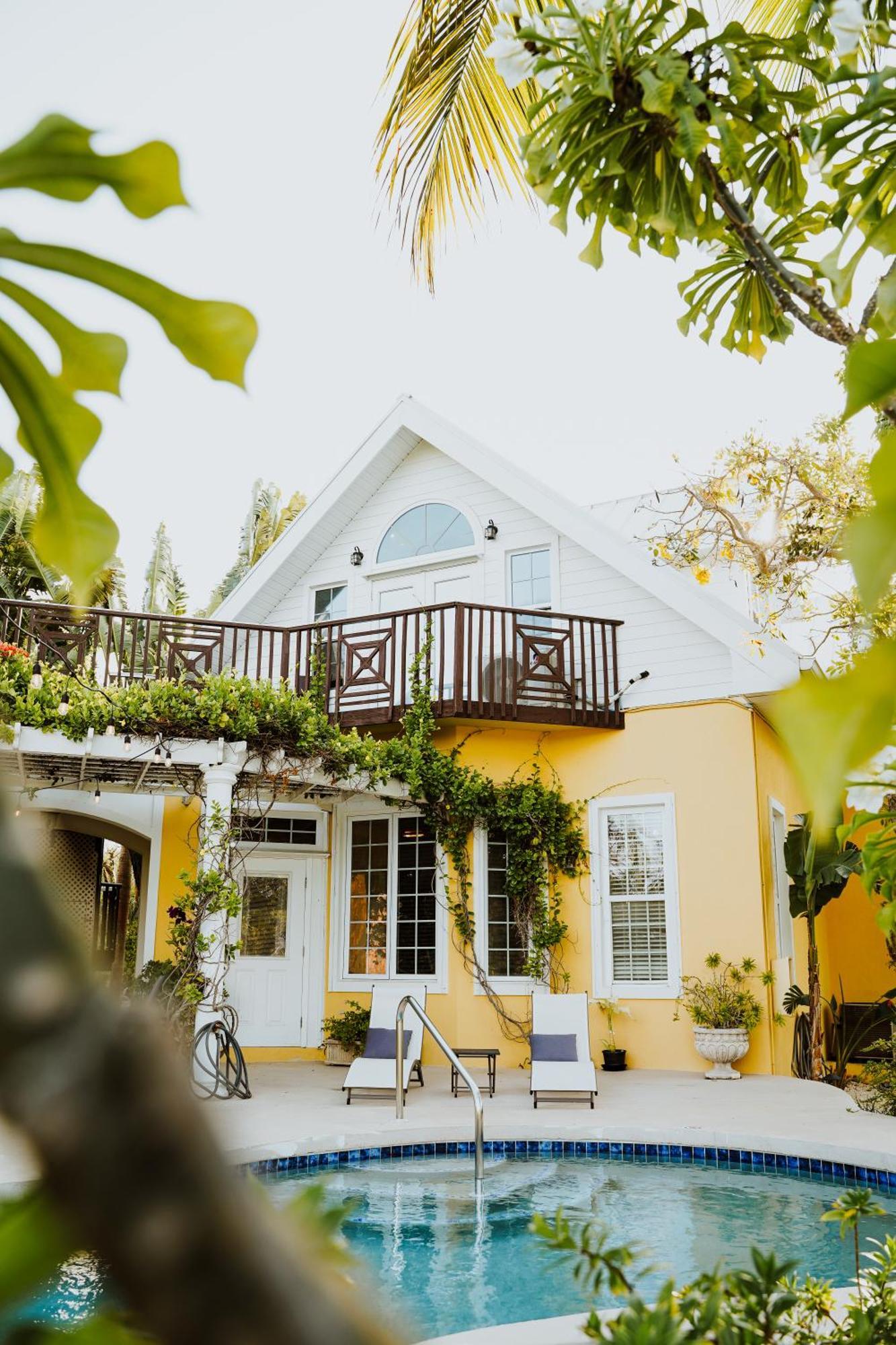 Shangri-La Boutique Bed & Breakfast West Bay Exterior foto