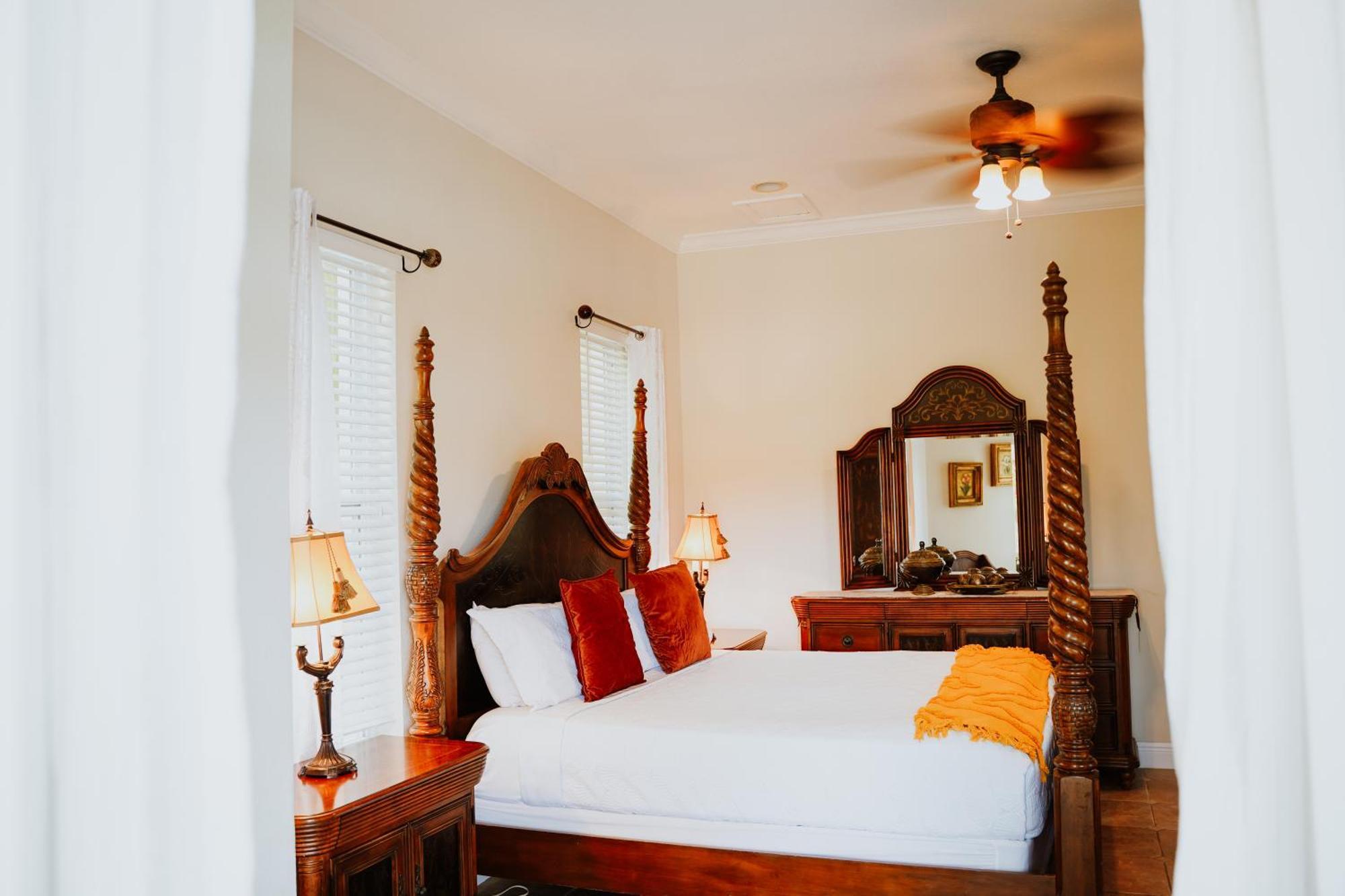 Shangri-La Boutique Bed & Breakfast West Bay Exterior foto